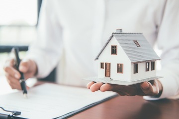 Automobily v továrni na výrobnej linke