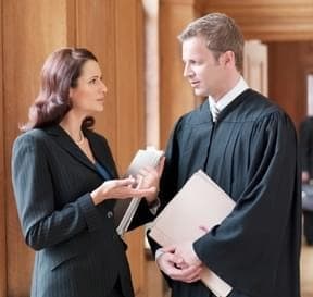 Soudce s advokátkou řeší právní příklad.
