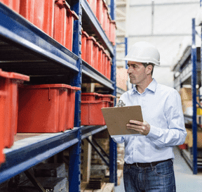 Auditor kontroluje stav zboží v regále