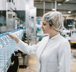 Žena pracující v továrně na PET láhve