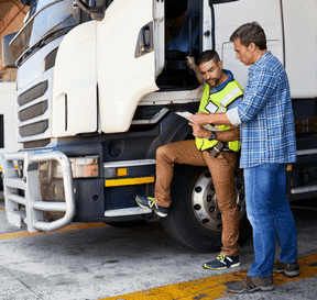 Dopravce se dívá na přejímací list s odběratelem zboží