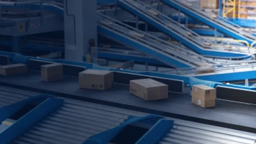 Automatizovaná dopravníková linka s kartonovými balíky v distribučním centru