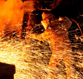 Hutník při odpichu vysoké pece