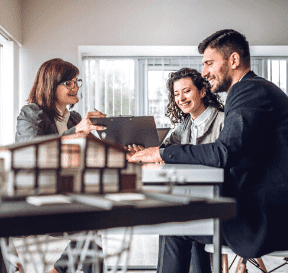 Lékárnice se dívá na krabičku léků v regálech s léky