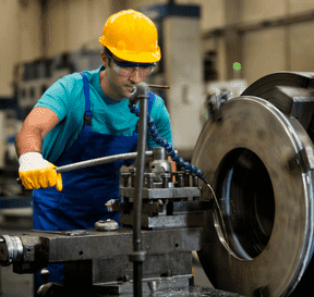 Strojník pracuje u výrobní strojírenské linky