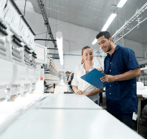 Zaměstnanci textilní továrny kontrolují výrobu