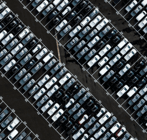 Parkoviště s tisíci automobilů